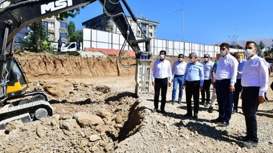 Yeşilyurt Belediyesi Yeni Hizmet Binasının İnşaat Alanında Kurban Kesildi, Dua Edildi