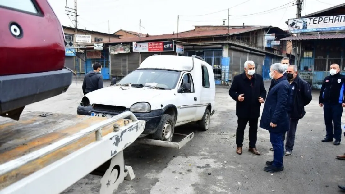 Yeşilyurt Belediyesi Zabıta Ekipleri Tarafından Sahipsiz Ve Hurda Araç Operasyonu