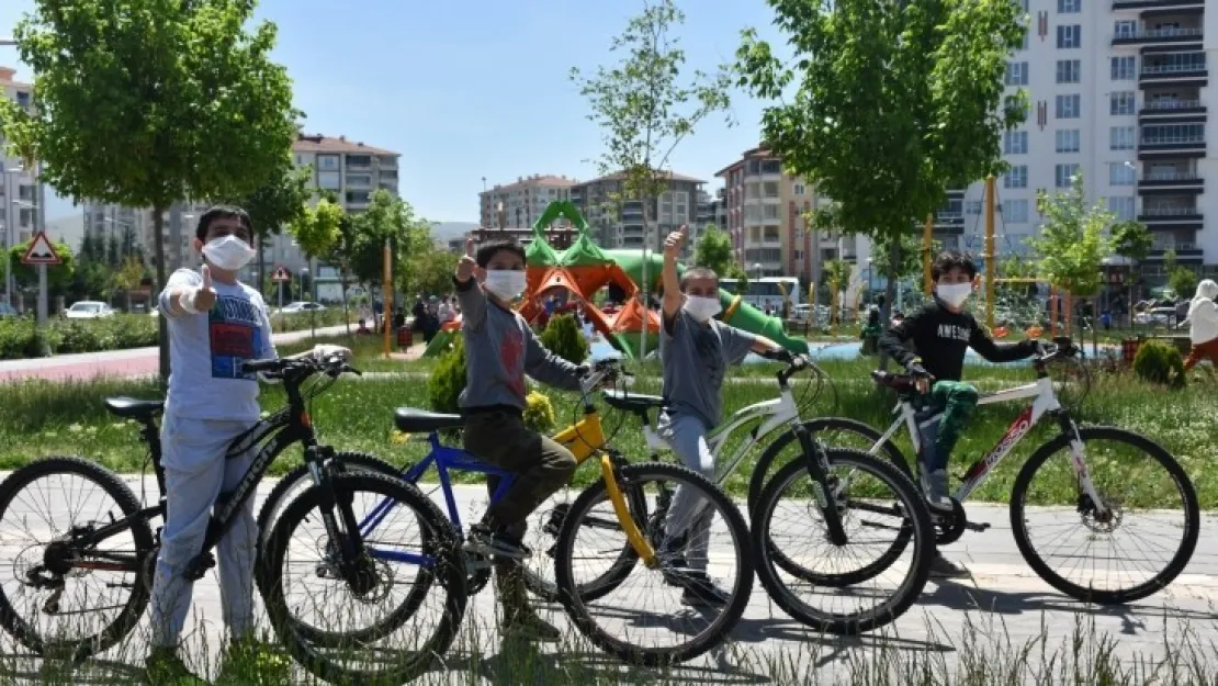 Yeşilyurt Belediyesi'nden Çocuklara Günün Hediyesi Özel Üretilen Maskeler