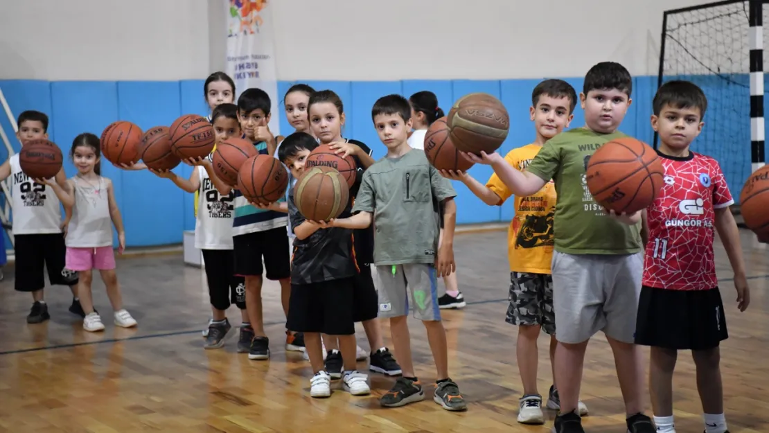 Yeşilyurt Belediyesinin Basketbol Kursu, Miniklere Neşe ve Enerji Getiriyor!