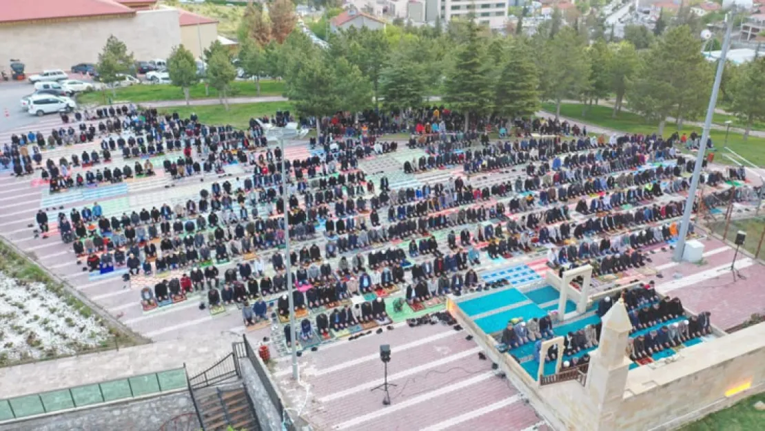 Yeşilyurt Gedik Namazgâh Alanı Bayram Namazında Yine Doldu Taştı