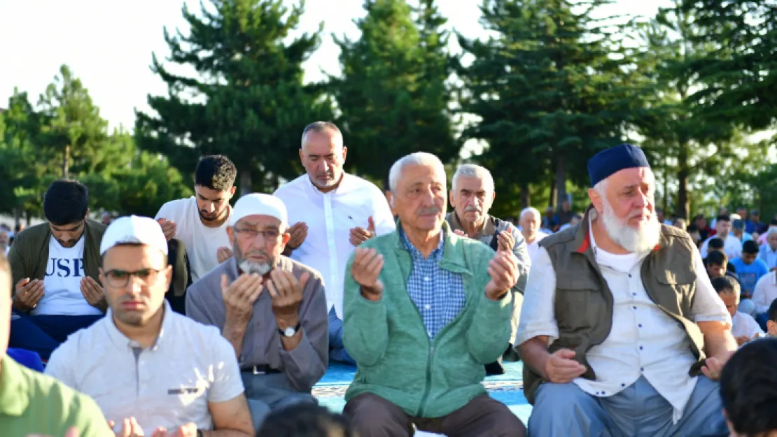 Yeşilyurt Gedik Namazgâh'ta Kılınan Bayram Namazına Vatandaşlar Yoğun İlgi Gösterdi