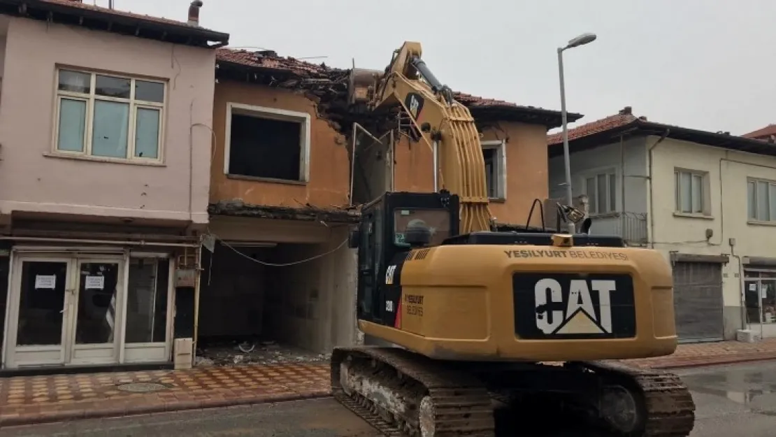 Yeşilyurt'ta Tespiti Yapılan Riskli Binaların Yıkımı Yapılıyor