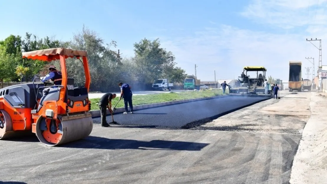 Yeşilyurt'ta 'Yol Yenileme, Sıcak Asfalt Ve Sathi Kaplama' Hizmetleri Yoğunlaştı