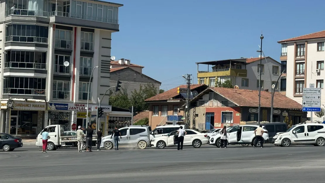 Yeşilyurt Tecde yolu'nda zincirleme kaza