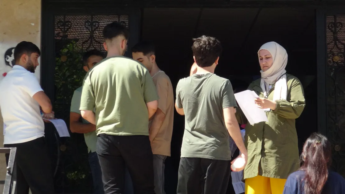 YKS'ye giren öğrenciler sınavda ter dökerken aileleri dışarıda onlara dua etti