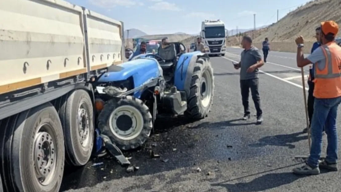 Yol Kenarında Bekleyen Tır'a Traktör Çarptı: 1 Kişi Yaralandı