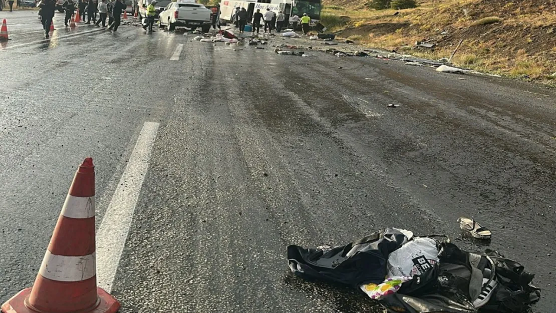 Yolcu otobüsü Sivas'ta kaza yaptı: 3 ölü, 24 yaralı