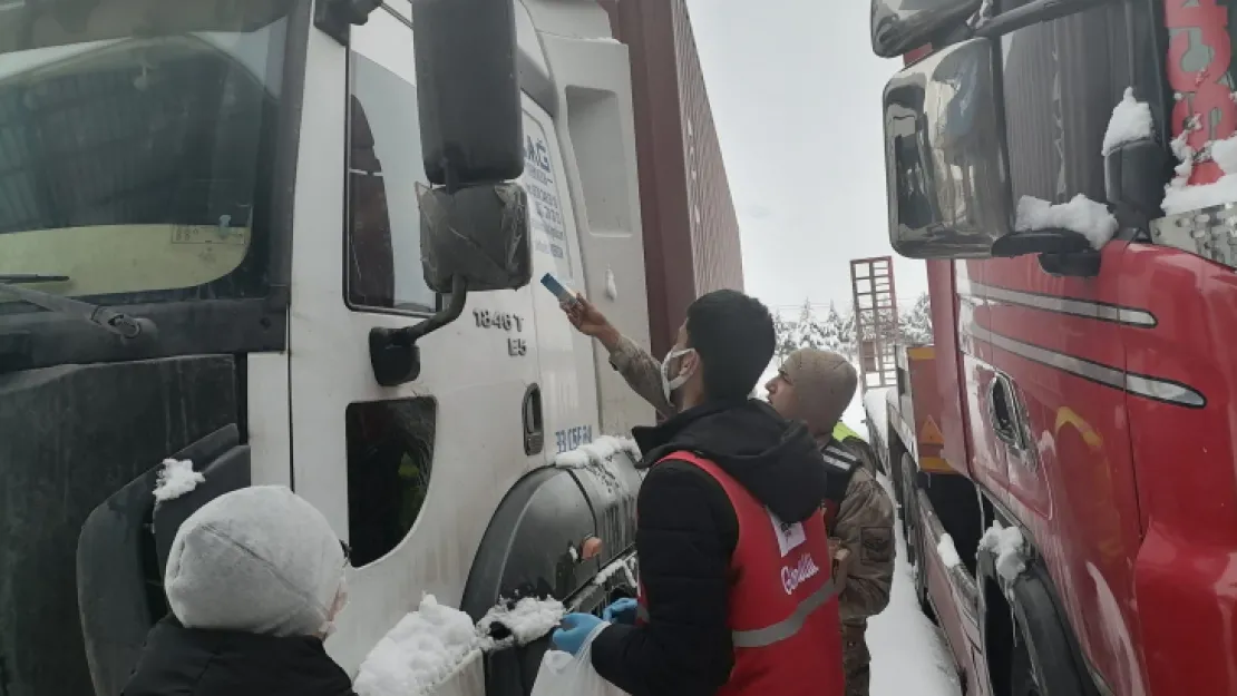 Yolda Kalan Vatandaşlara Jandarma Kumanya Dağıttı