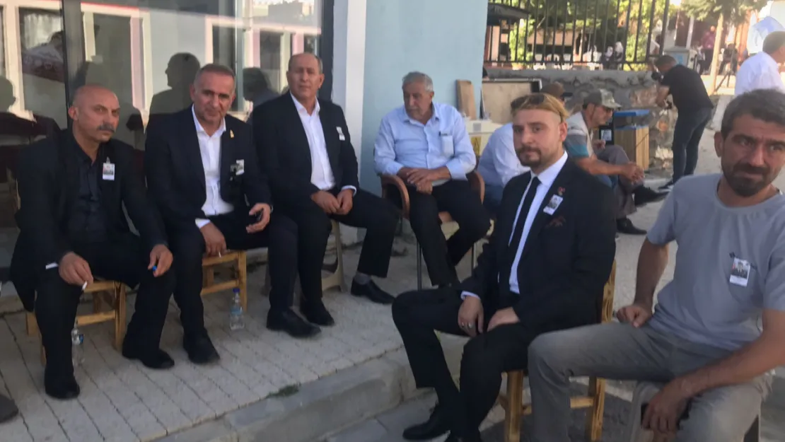 Zafer Partisi Heyeti Pütürge'de Esnaf ve Vatandaşlarla Buluştu