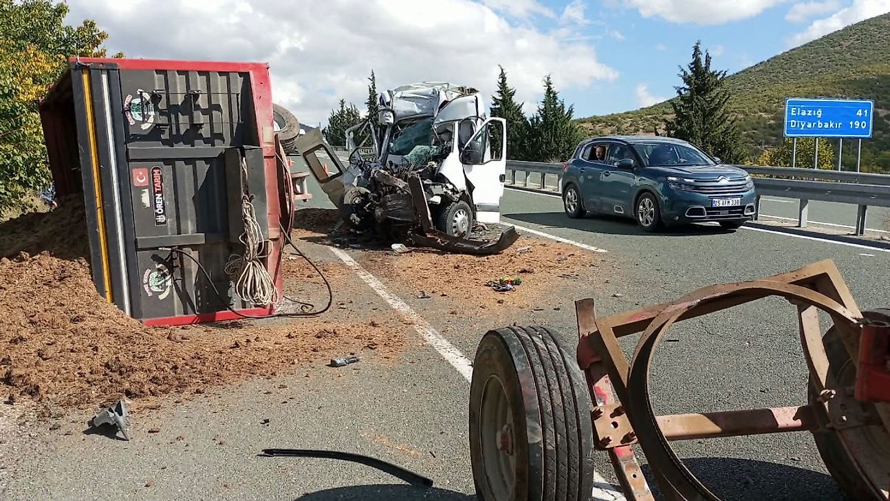 Elazığ-Malatya Yolunda Minibüs Traktöre Çarptı: 1 Yaralı