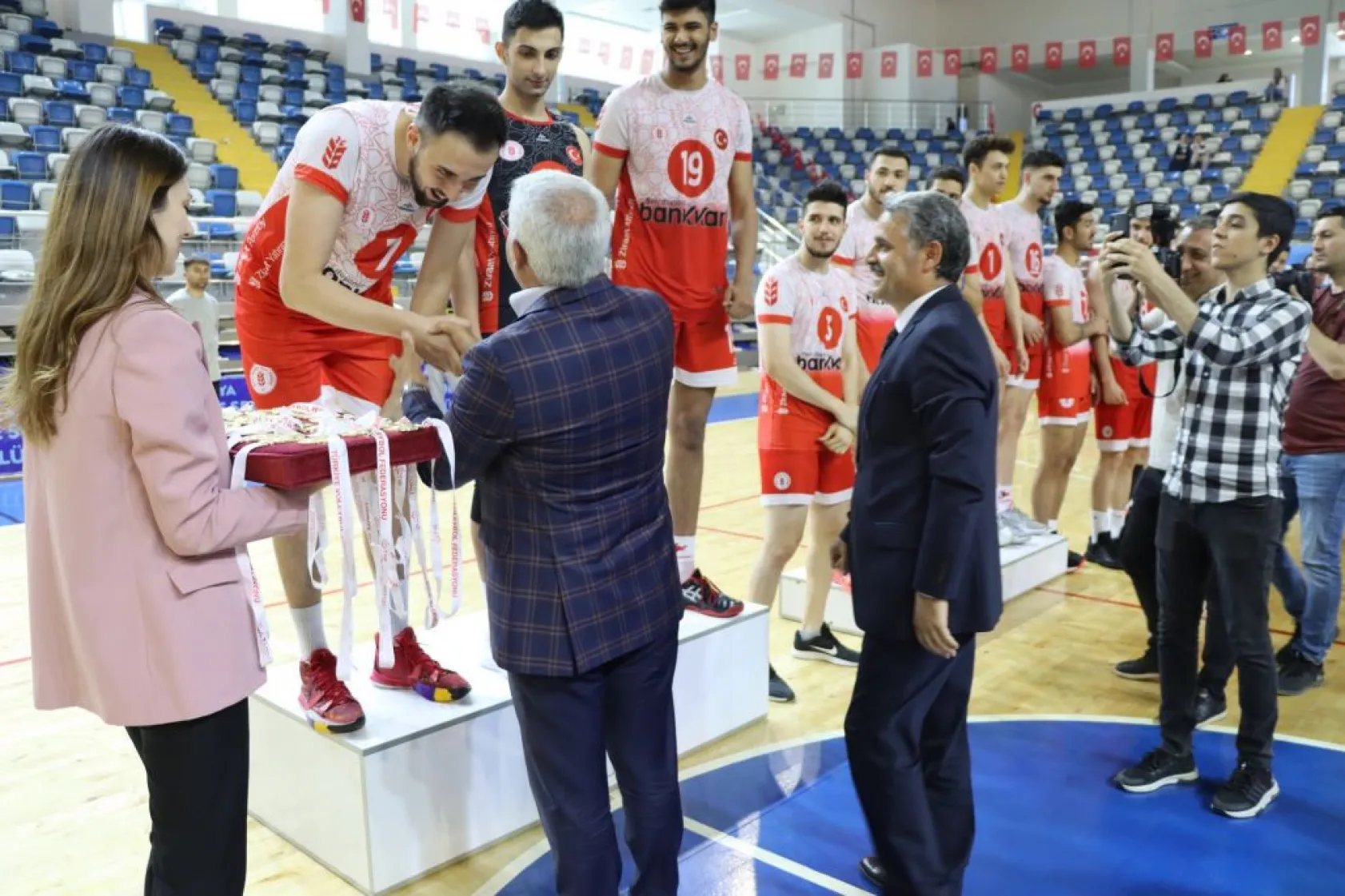 Ziraat Bankası Okyanus Kolejleri 3-0 yenerek şampiyon oldu