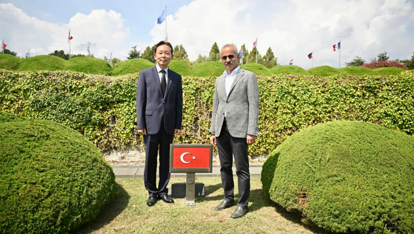 Bakan Uraloğlu, Busan'da Yatan Kore Şehitlerini Ziyaret Etti