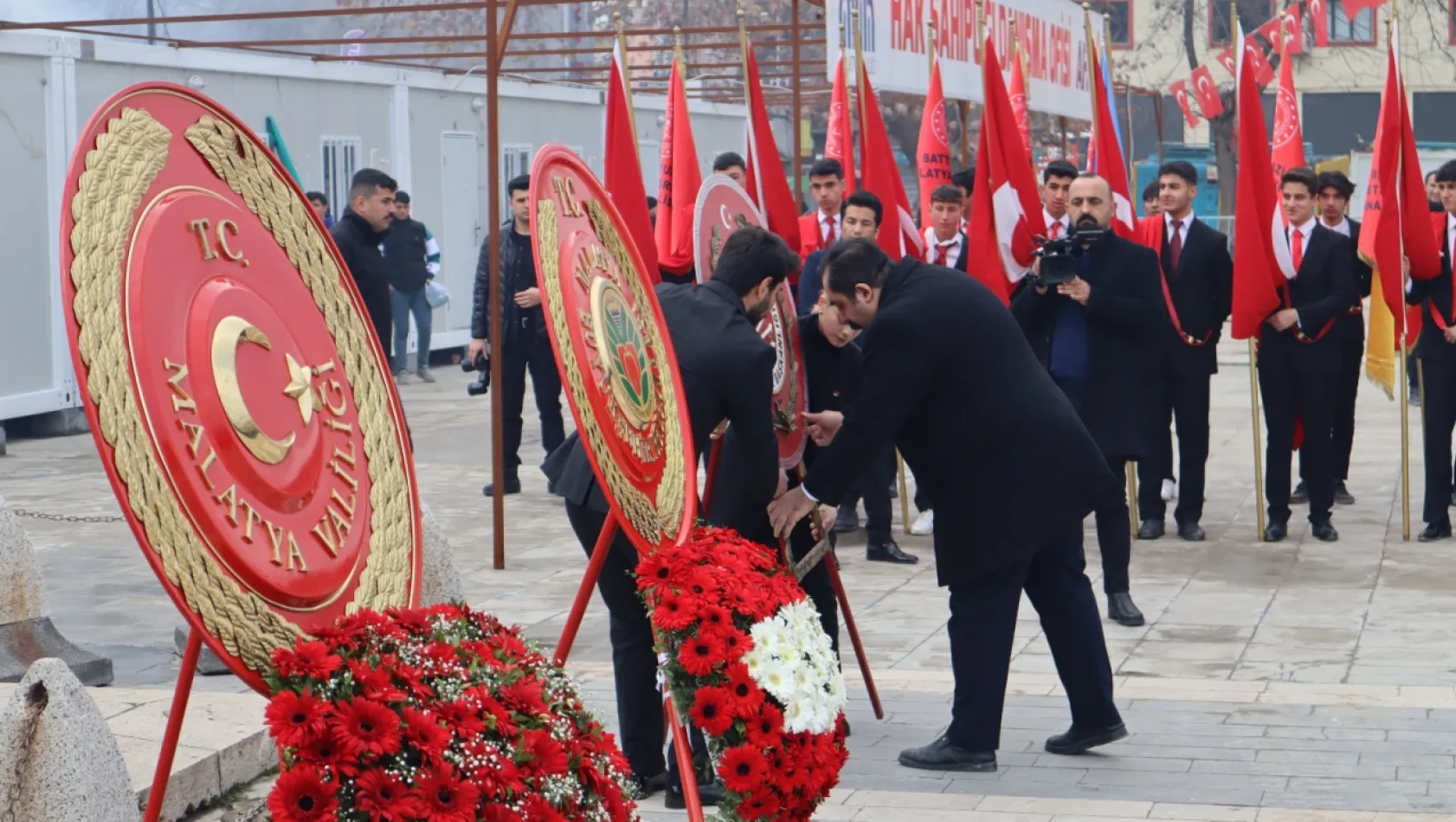CHP İl Başkanı Barış Yıldız,İnönü Anıtı'na çelenk sunumu gerçekleştirdi