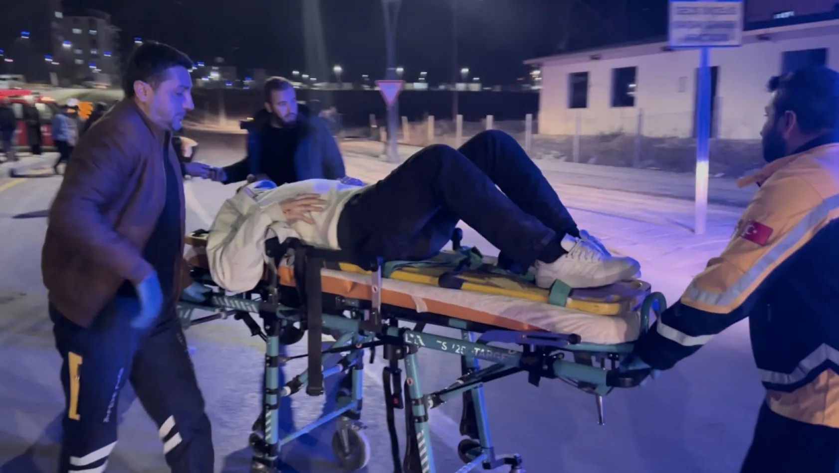 Hanımınçiftliği Mahallesi'nde İki Otomobil Çarpıştı: 3 Yaralı