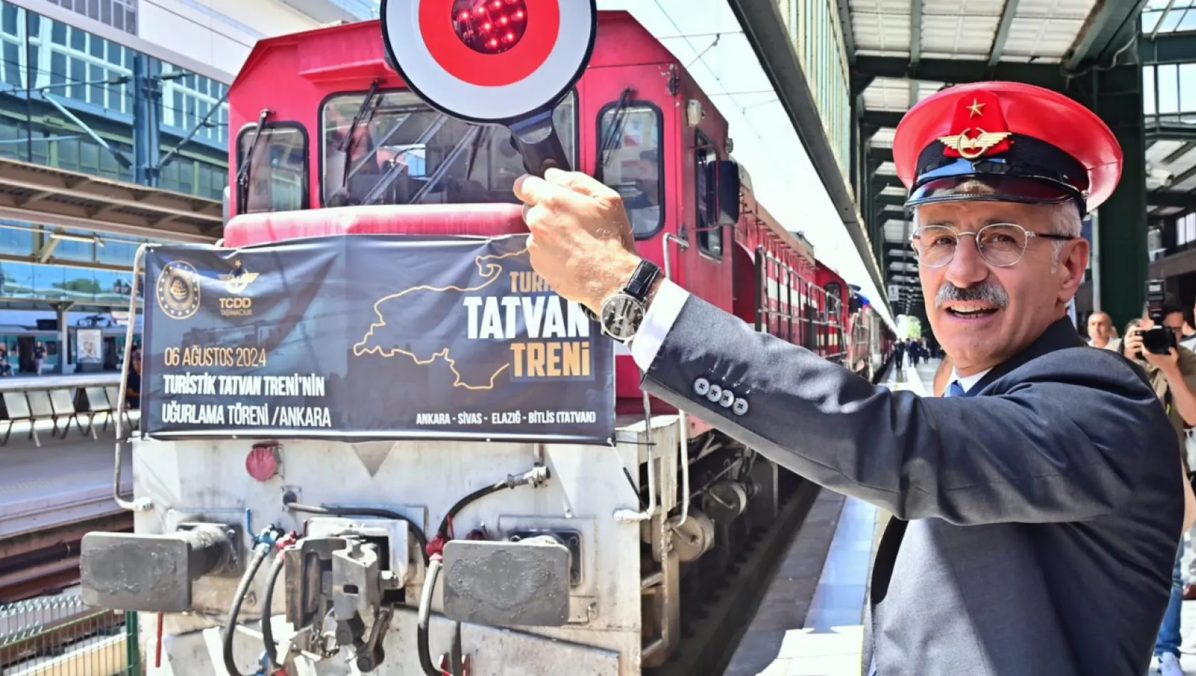 Turistik Tatvan Treni Yola Çıktı