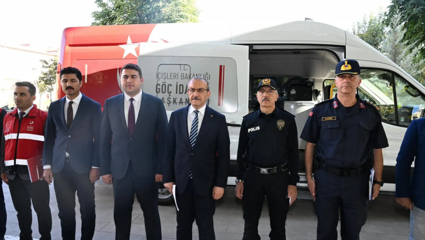 Vali Seddar Yavuz Mobil Göç Noktası ve Geri Gönderme Merkezi'ni Ziyaret Etti