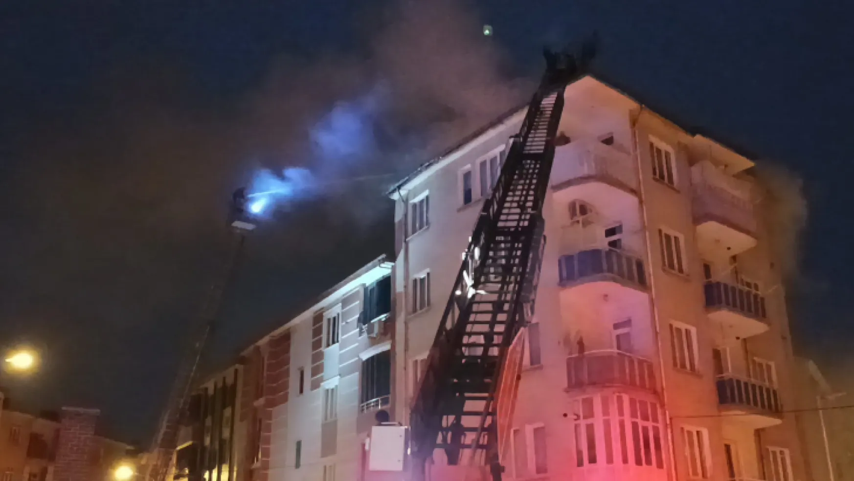 5 Katlı binanın çatısında çıkan yangın 2 saatlik çalışma ile söndürüldü