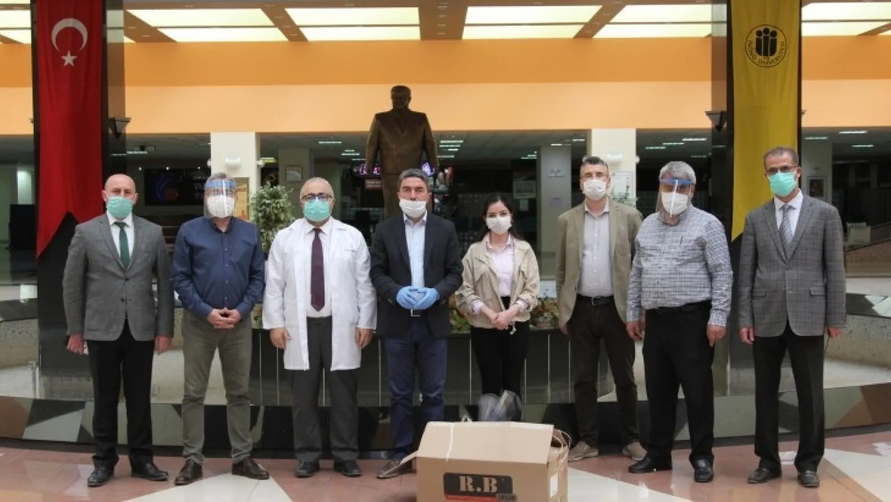 Ağbaba'dan sağlık çalışanlarına siperlik