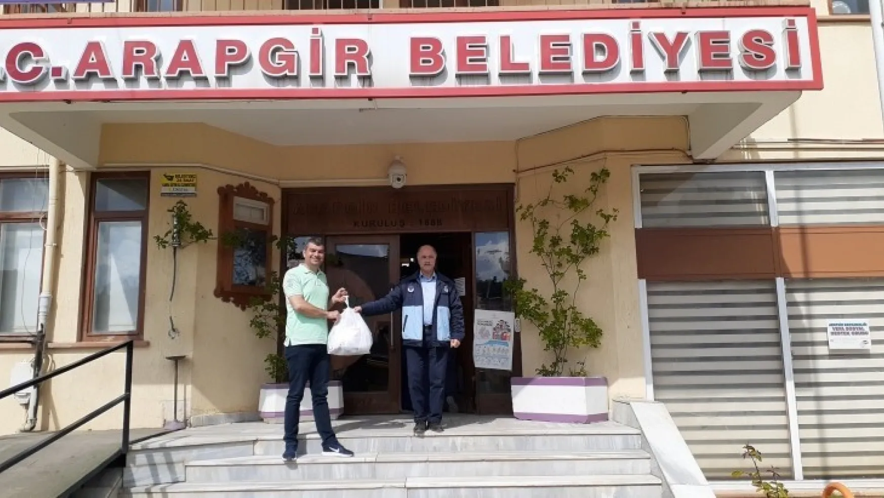 Arapgir Belediyesi Muhtarlara Maske Dağıttı