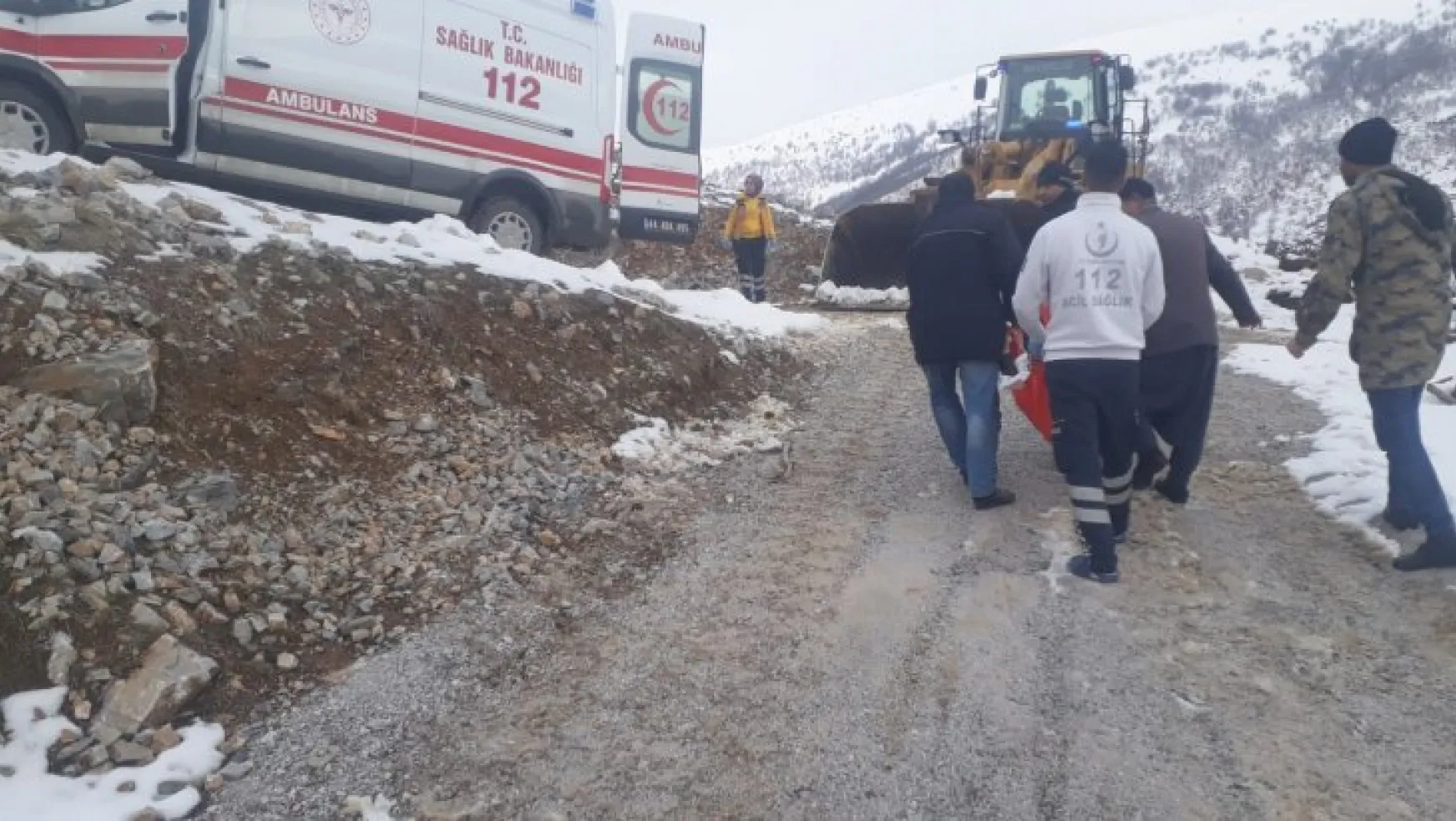 Aşağıköy Mahallesinde Karla Kaplı Yol Açıldı, Ambulans Hastaya Ulaştı