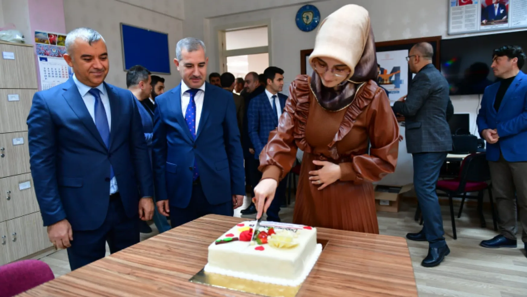 Başkan Çınar, Bostanbaşı İlkokulunu Ziyaret Etti, Öğretmen Hatice Okumuş'un Doğum Gününü Kutladı