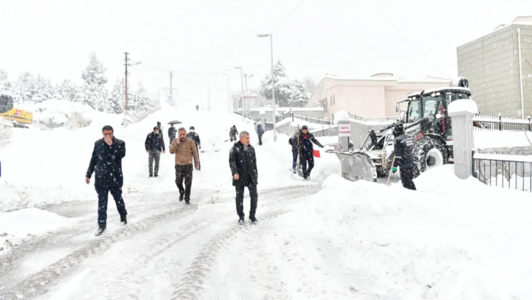 Başkan Çınar, Cadde Ve Sokaklardaki Kar Temizleme Çalışmalarını Yakından Takip Ediyor