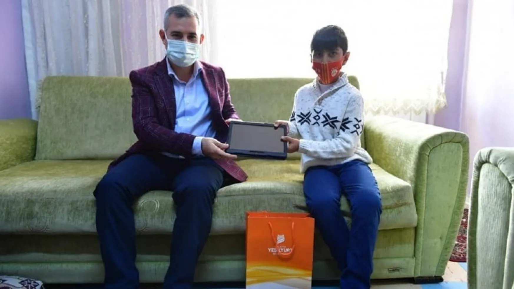 Başkan Çınar'dan Tablet Almaya Hak Kazanan Öğrencilere Sürpriz Ziyaret