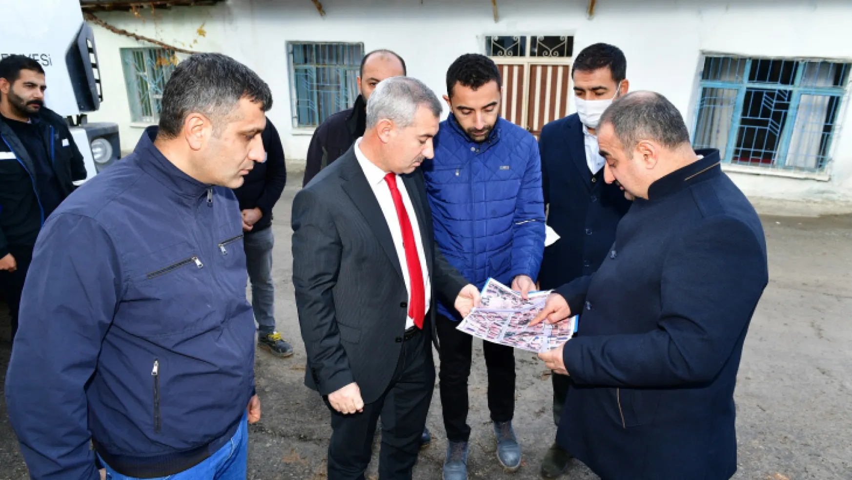 Başkan Çınar, İlyas Mahallesindeki Metruk Evin Yıkımı Ve Yol Açma Çalışmalarını İnceledi