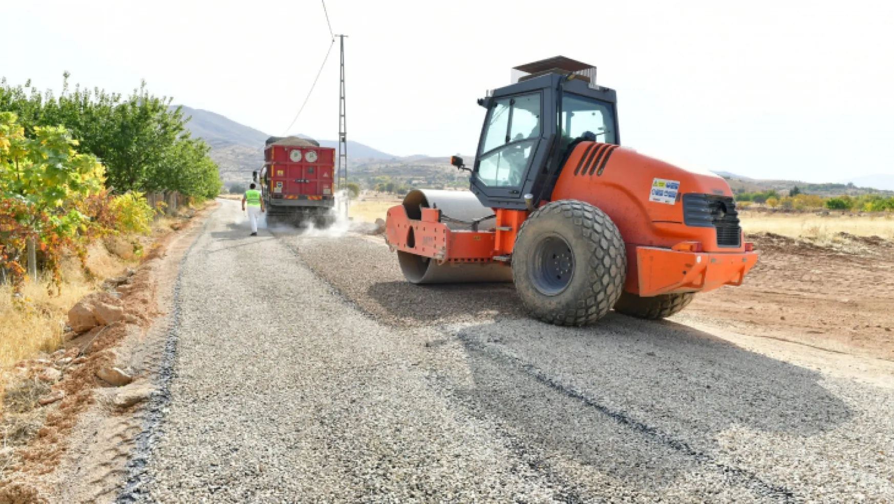 Başkan Çınar, Kırlangıç Mahallesinde Devam Eden Yol Yenileme Çalışmalarını İnceledi