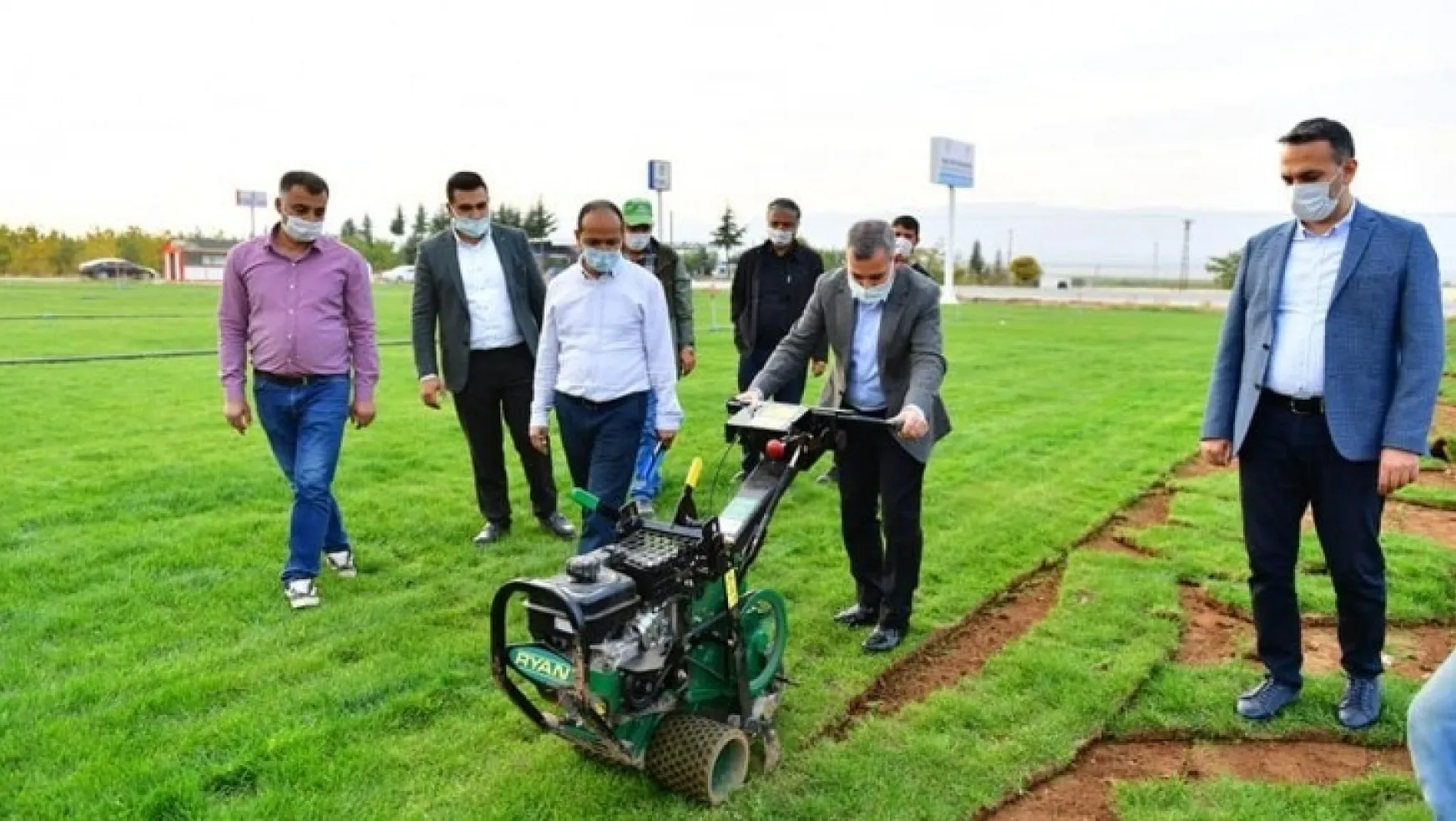 Başkan Çınar, Tarımsal Üretim Ve Ar-Ge Sahasında Ki Rulo Çimlerin Kesme Ve Serme Programına Katıldı