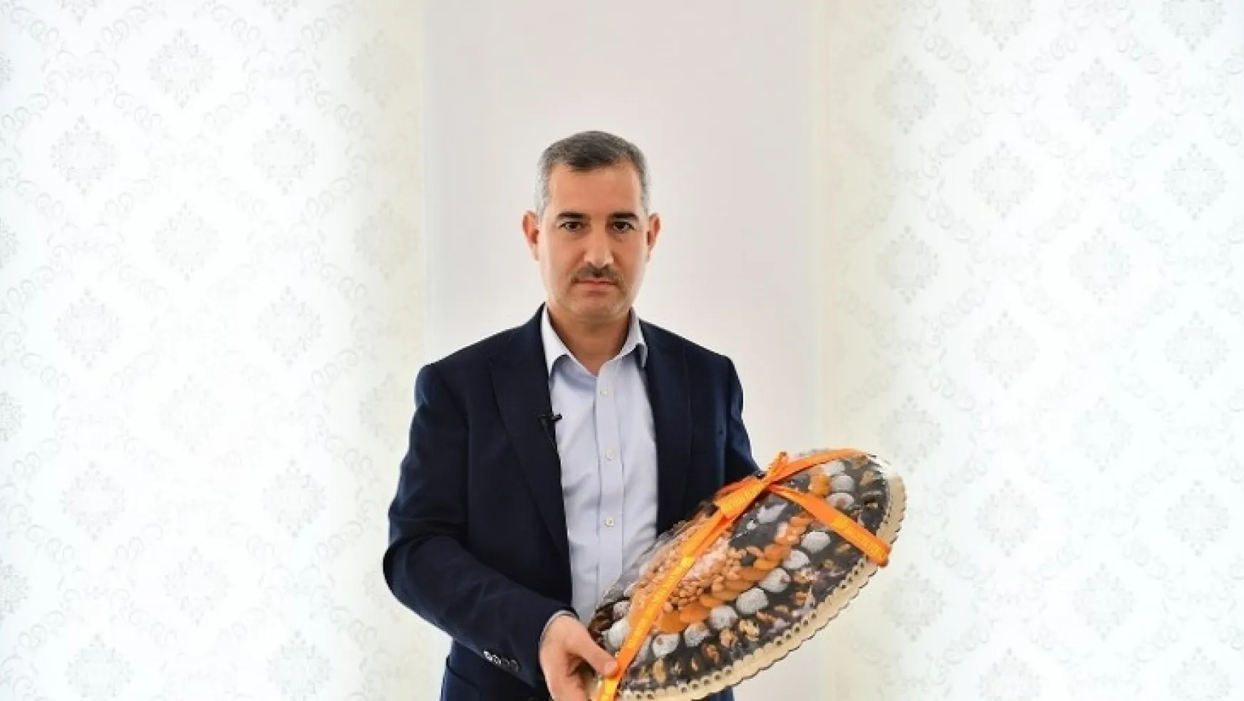 Başkan Çınar'dan Sağlık Bakanı Fahrettin Koca'ya Kayısı Ve Kayısı Kolonyası Hediyesi
