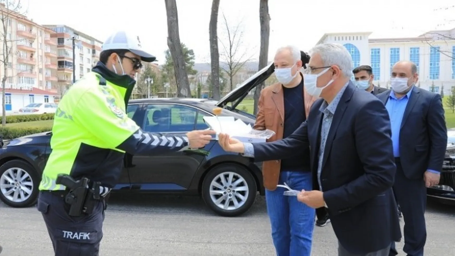 Başkan Güder'den Görev Başındaki Polislere  Ziyaret