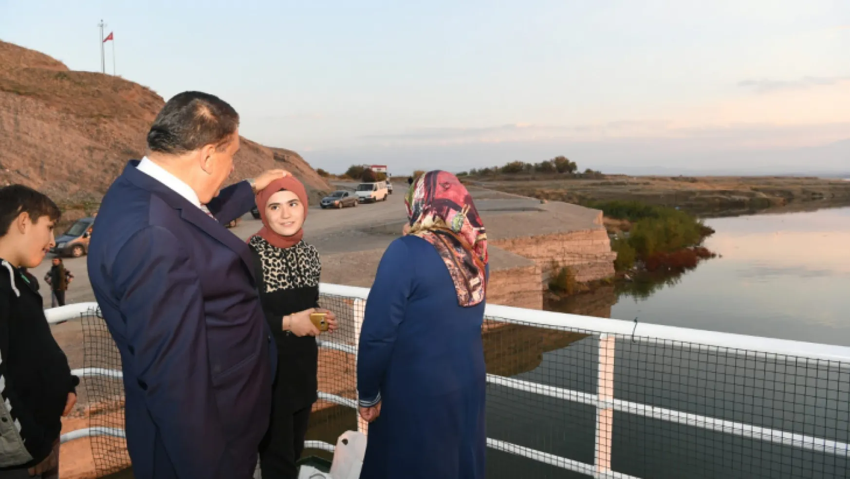 Başkan Gürkan Atabey İskelesinde Vatandaşlarla Bir Araya Geldi