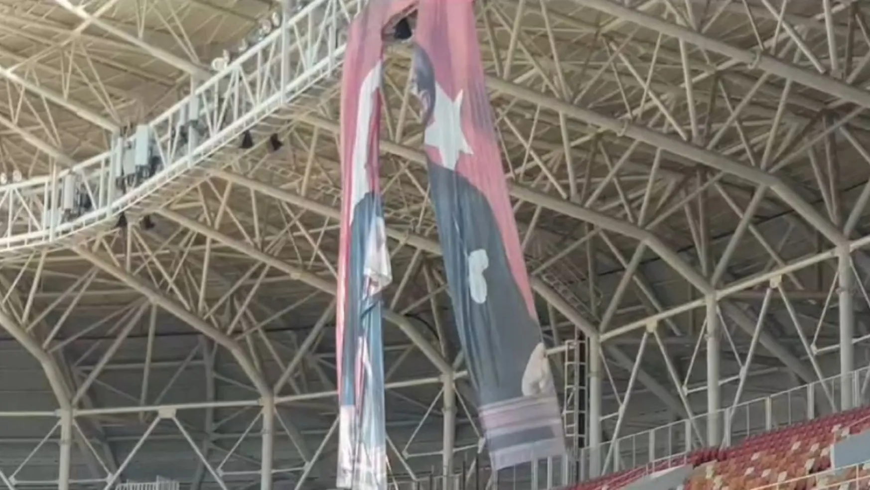 Başkan Yıldız,Mustafa Kemal Atatürk'ün posteri yırtık bir şekilde Malatya stadyumunda asılı duruyor
