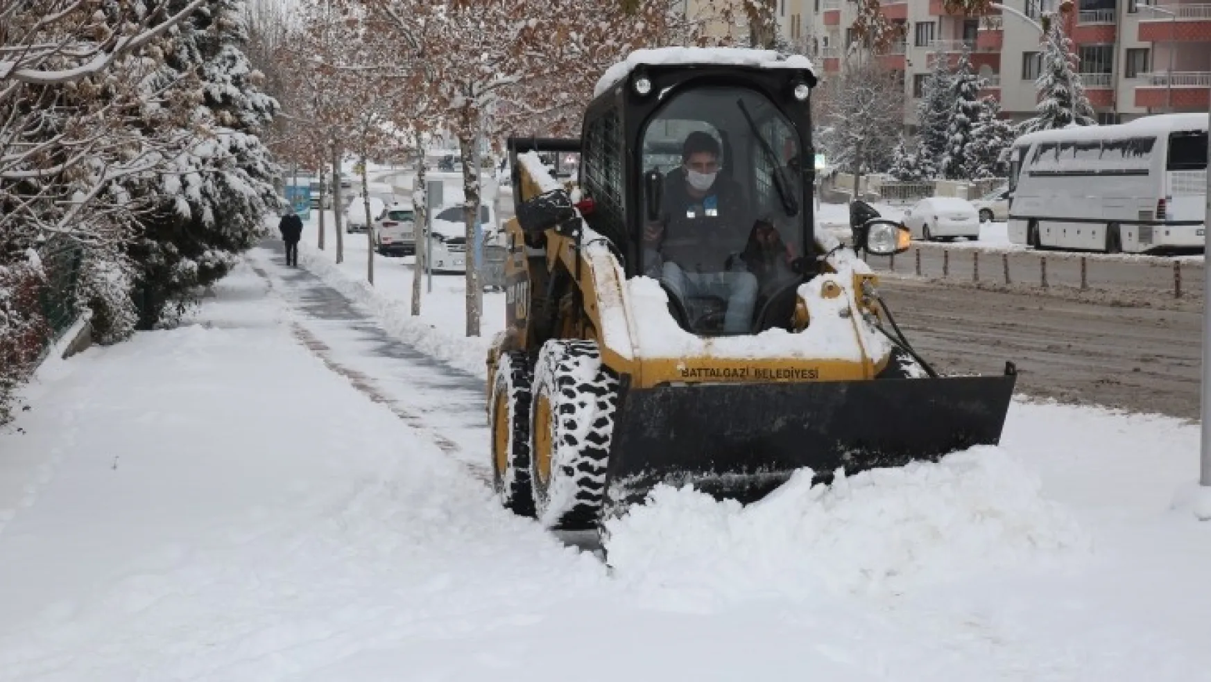 Battalgazi Belediyesi'nin Karla Mücadele Çalışmaları Takdir Topluyor