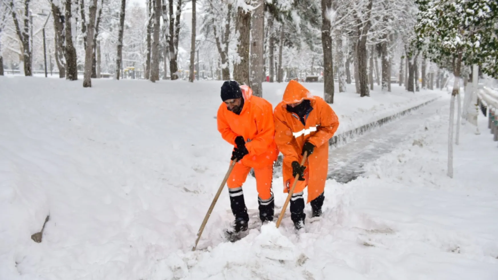 Battalgazi'de Karla Mücadele Çalışmaları Aralıksız Sürüyor