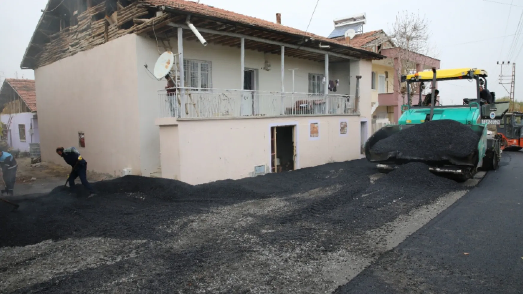 Battalgazi'deki Dere Sokağının Sıcak Asfalt Sorunu Çözüme Kavuştu