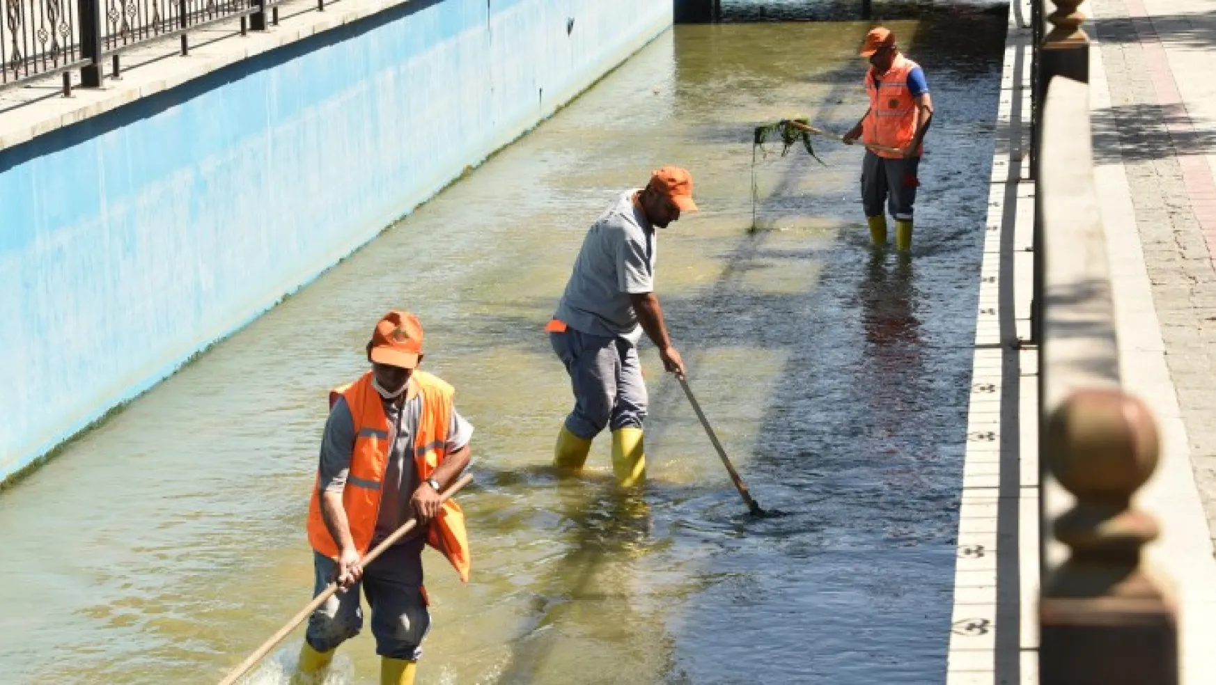Büyükşehir Belediyesi Kanalboyunu Temizliyor