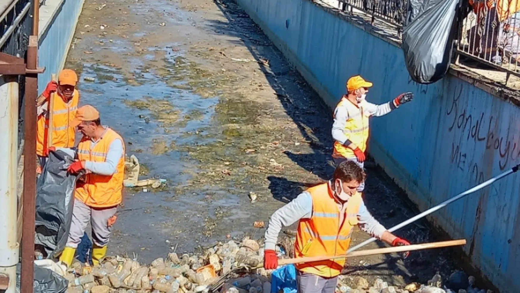 Büyükşehir Belediyesi Kanalboyunda Temizlik Çalışması Yaptı