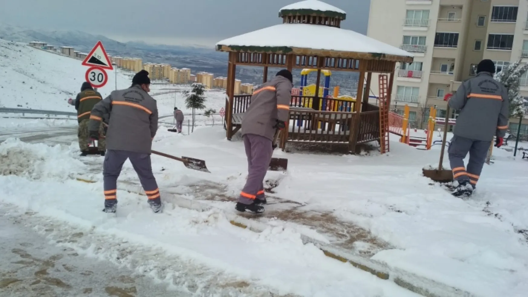 Büyükşehir Belediyesi Kar Mesaisine Devam Ediyor