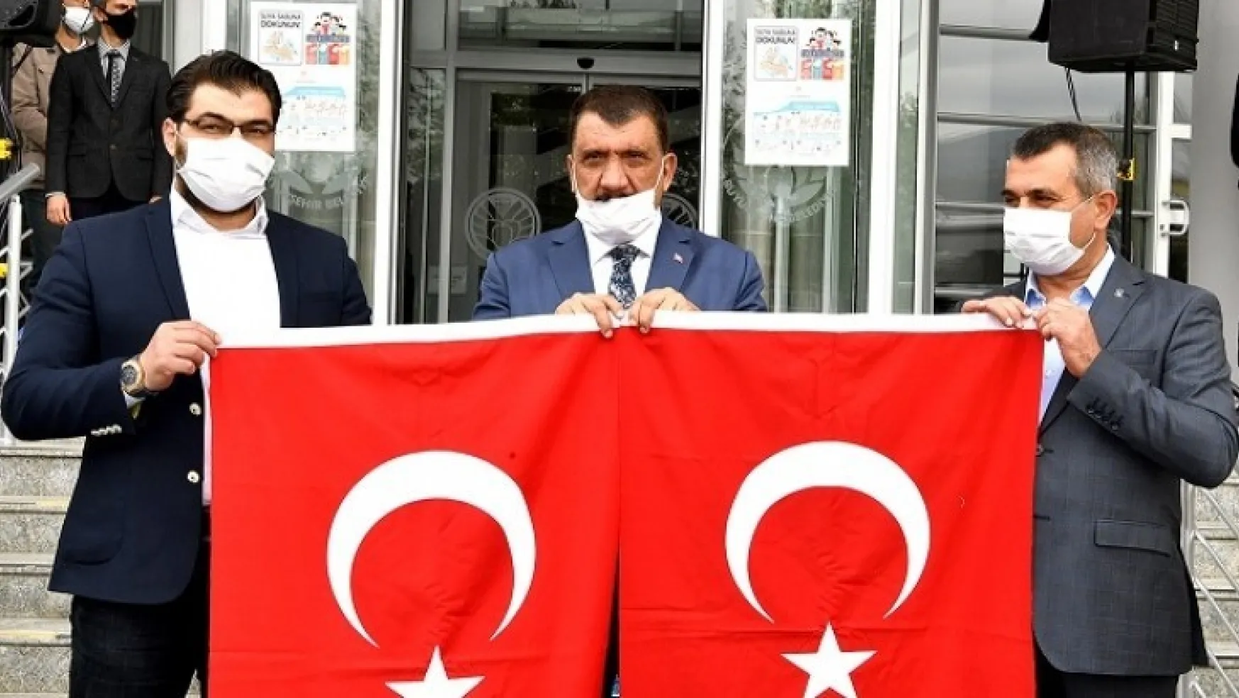 Büyükşehir Belediyesi Malatya'yı Bayraklarla Donattı