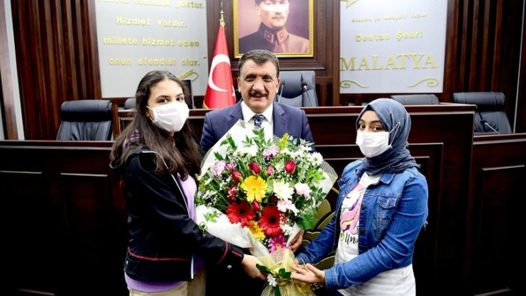 Büyükşehir Belediyesi Semt Konağı Öğrencilerinden Turizm Haftası Ve 23 Nisan Nedeniyle Başkan Gürkan'a Ziyaret