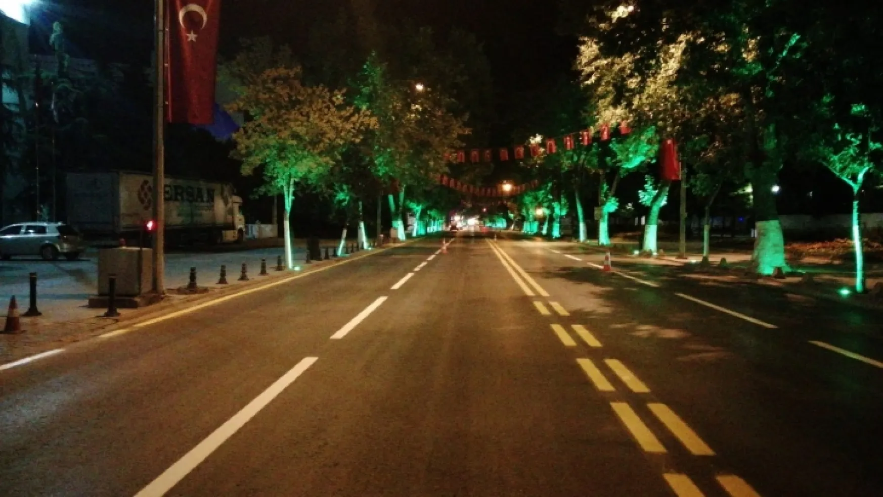Büyükşehir, Gece Mesaisiyle Caddeleri Yeniledi