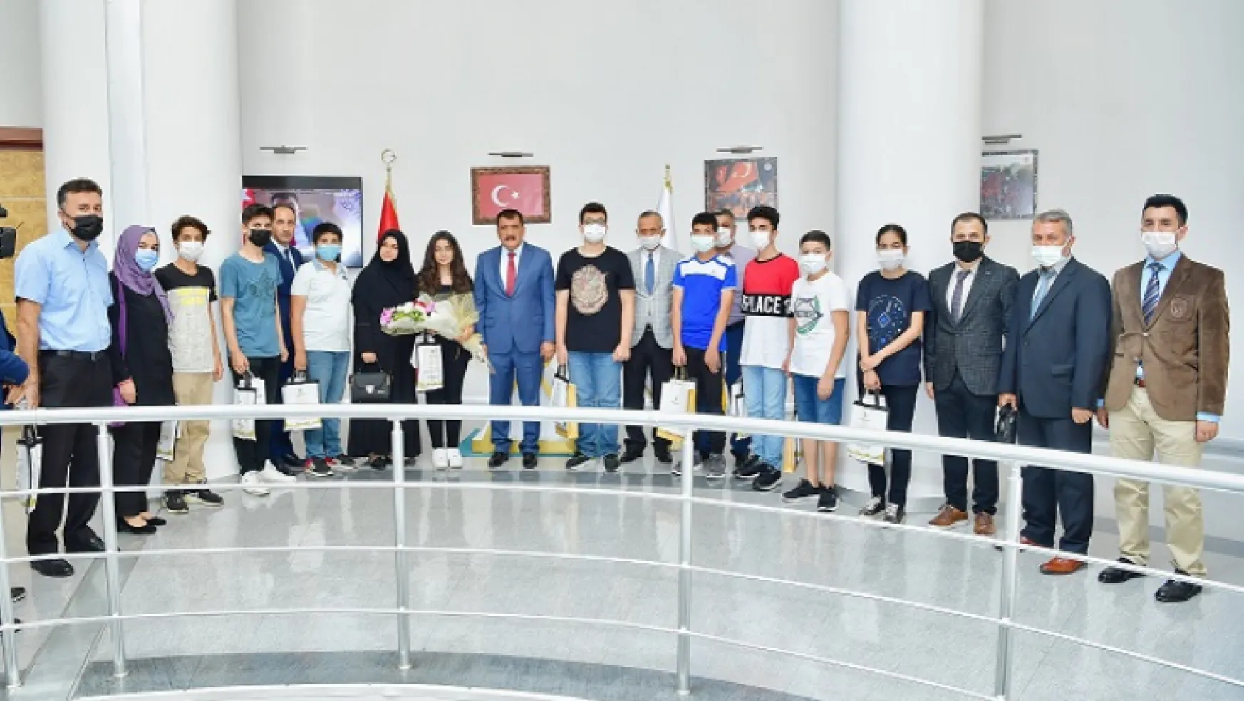 Büyükşehir Semt Konaklarında Eğitim Gören ve LGS Sınavını Kazanan Öğrenciler Başkan Gürkan'ı Ziyaret Etti