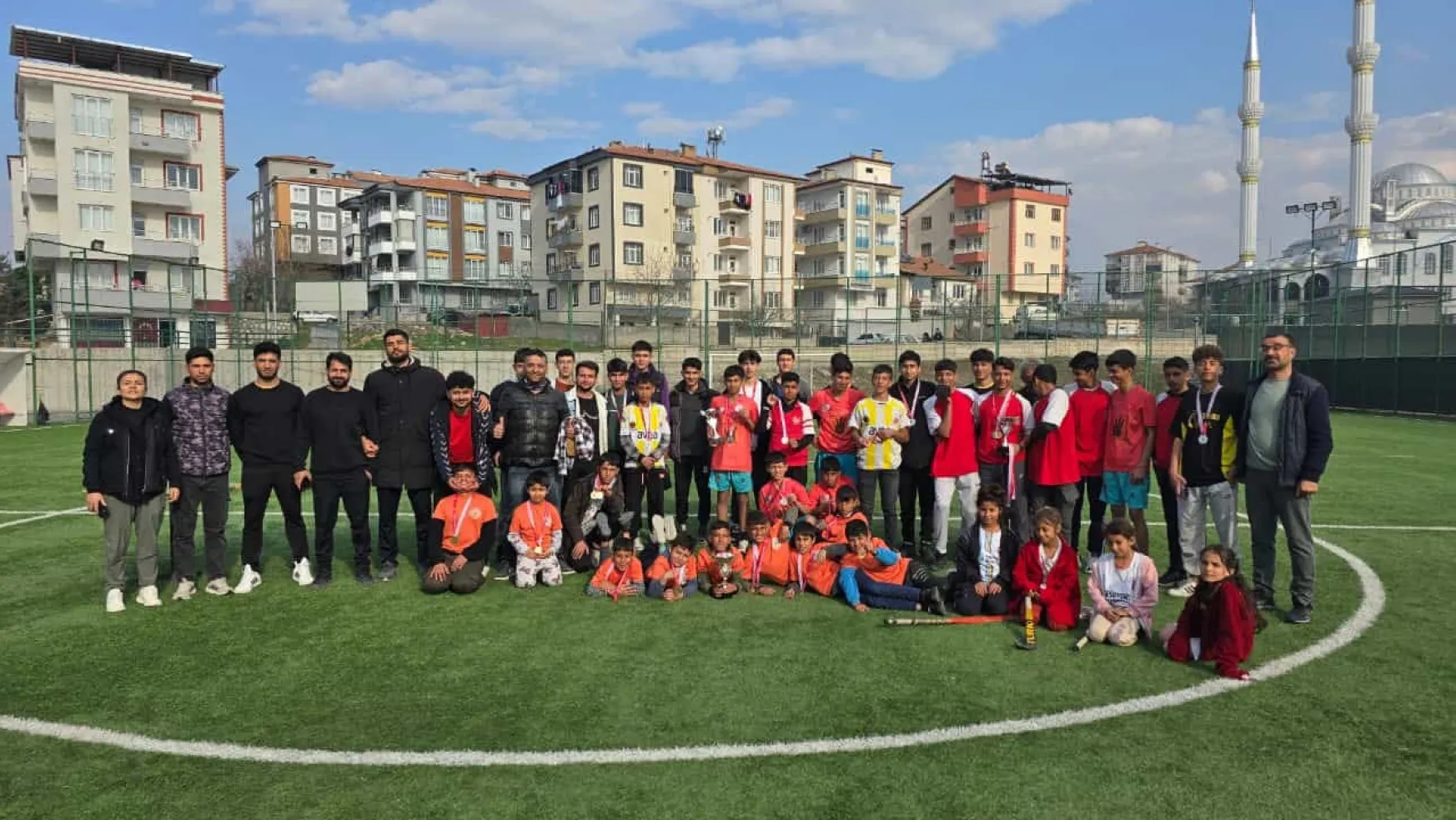 Çanakkale Şehitlerini anma 5S Hokey Turnuvası Yeşiltepe stadında yapıldı..