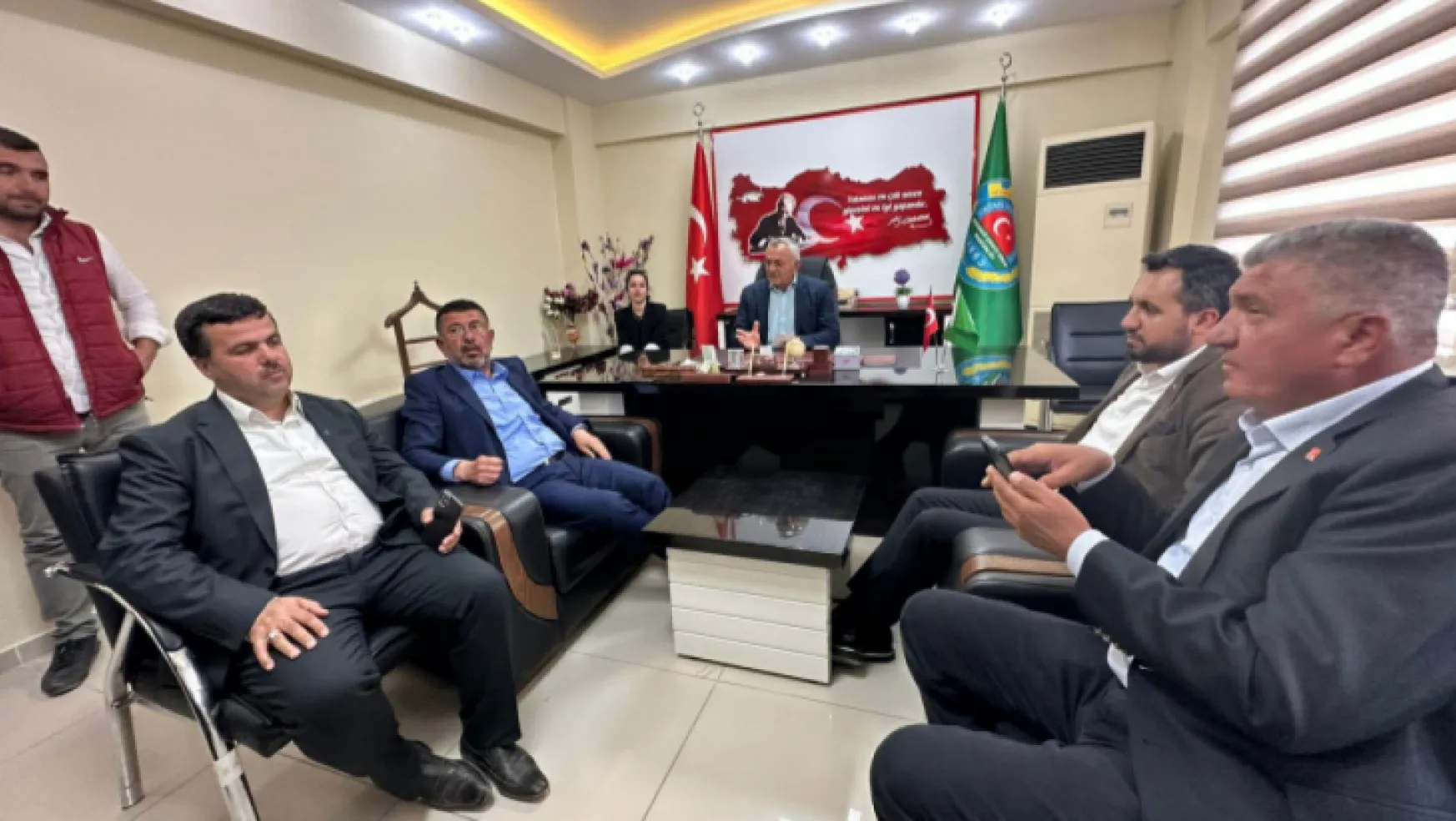 CHP Genel Başkan Yardımcısı Veli Ağbaba Akçadağ Ziraat Odasını ziyaret etti