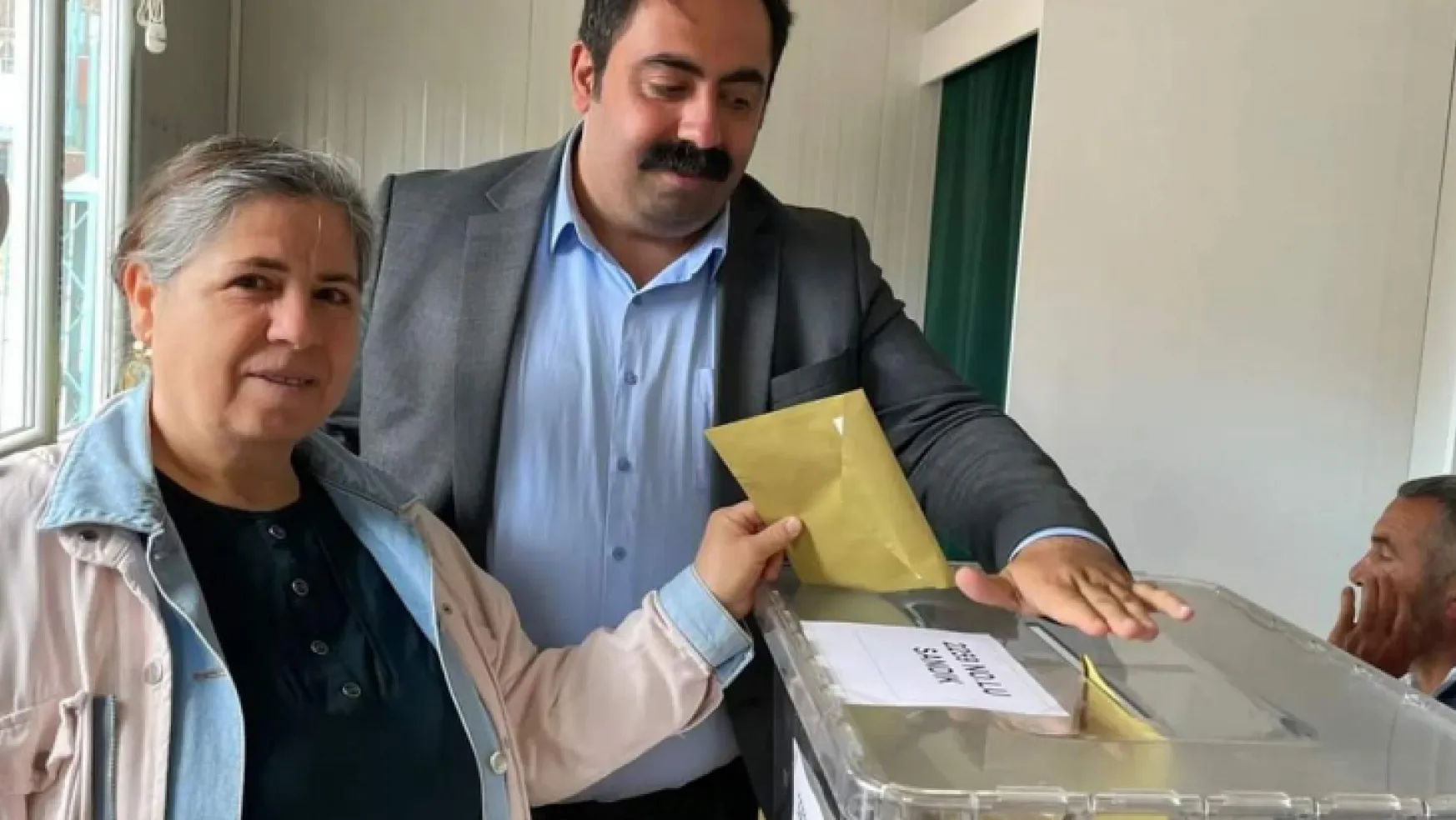 CHP İl Başkanı Barış Yıldız annesiyle birlikte oy kullandı