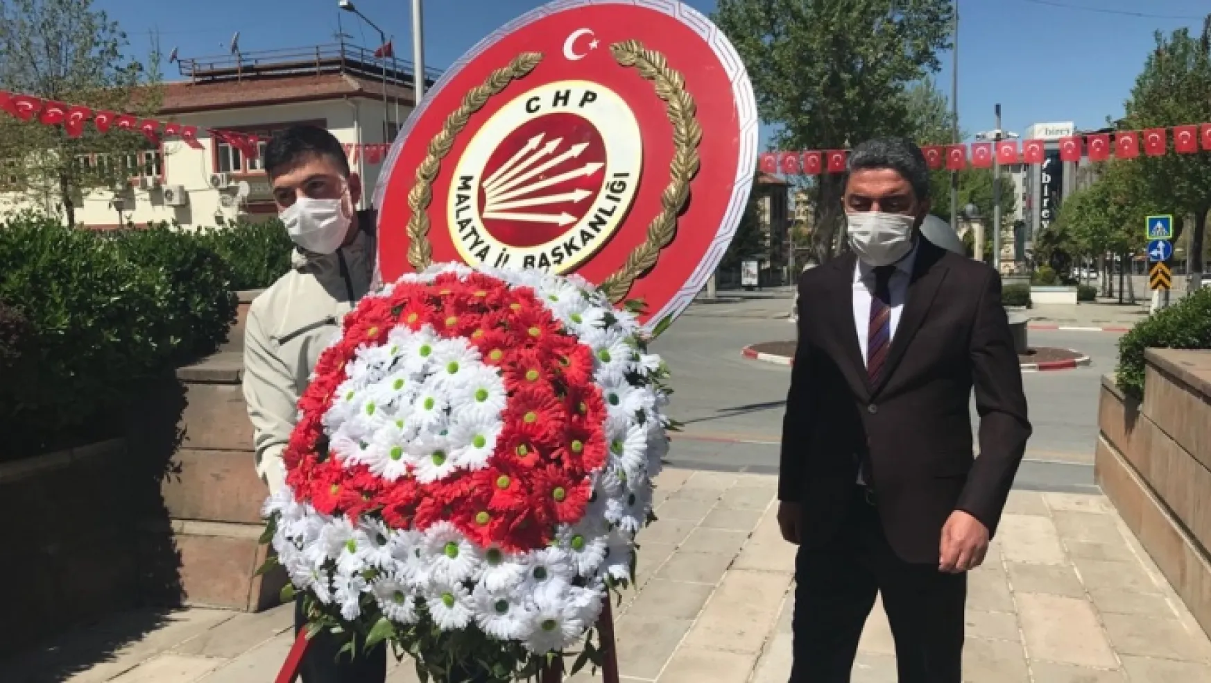 CHP Malatya İl Başkanı Enver Kiraz, anıta çelenk sundu.