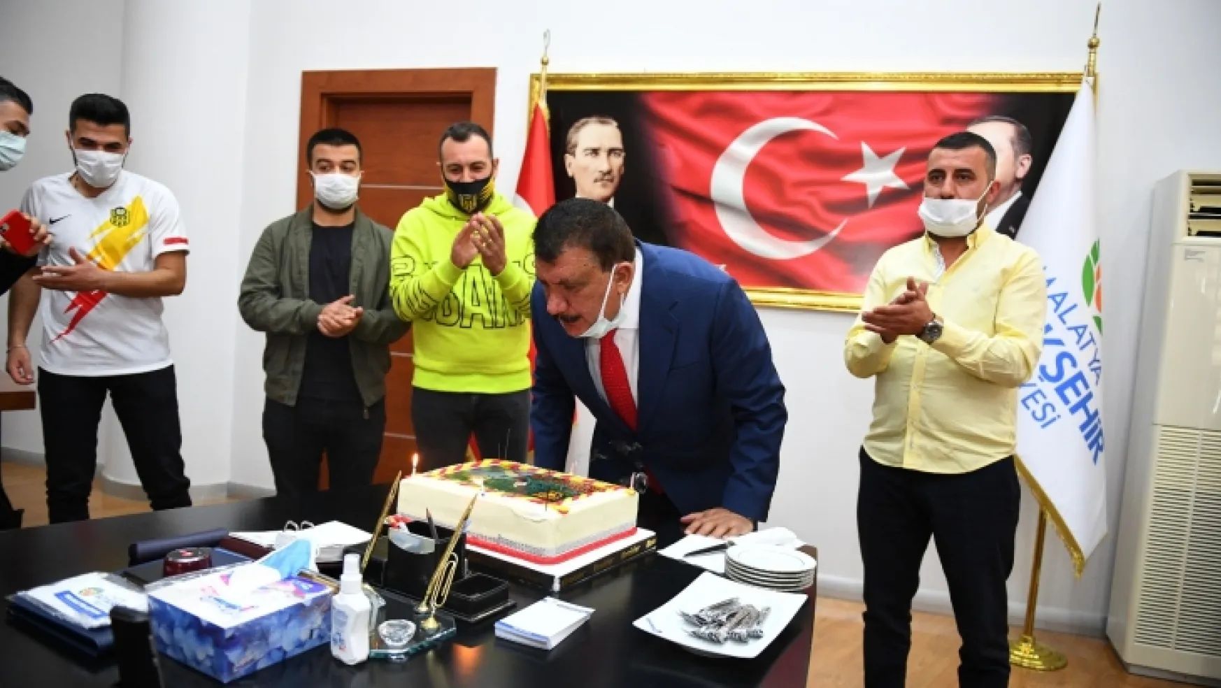 Derebeyleri Taraftarlar Grubu'ndan Başkan Gürkan'a Sürpriz Kutlama